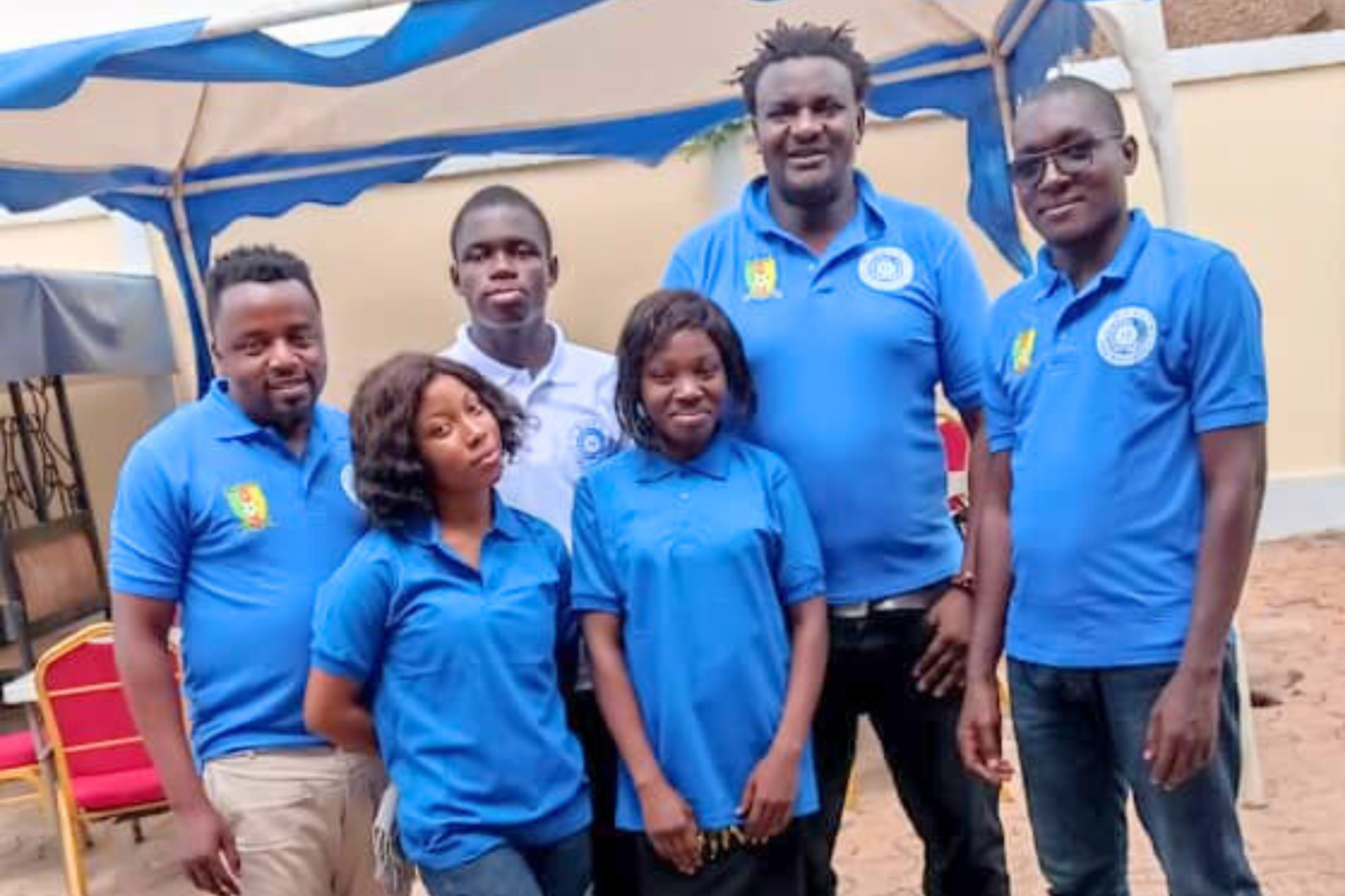 Vier Männer und zwei Frauen in blauen T-Shirts lächeln in die Kamera. Sie bilden das Team des Projektes Forrestcup.